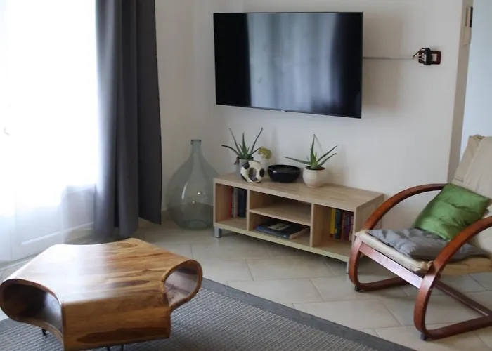 Green Garden Apartment *